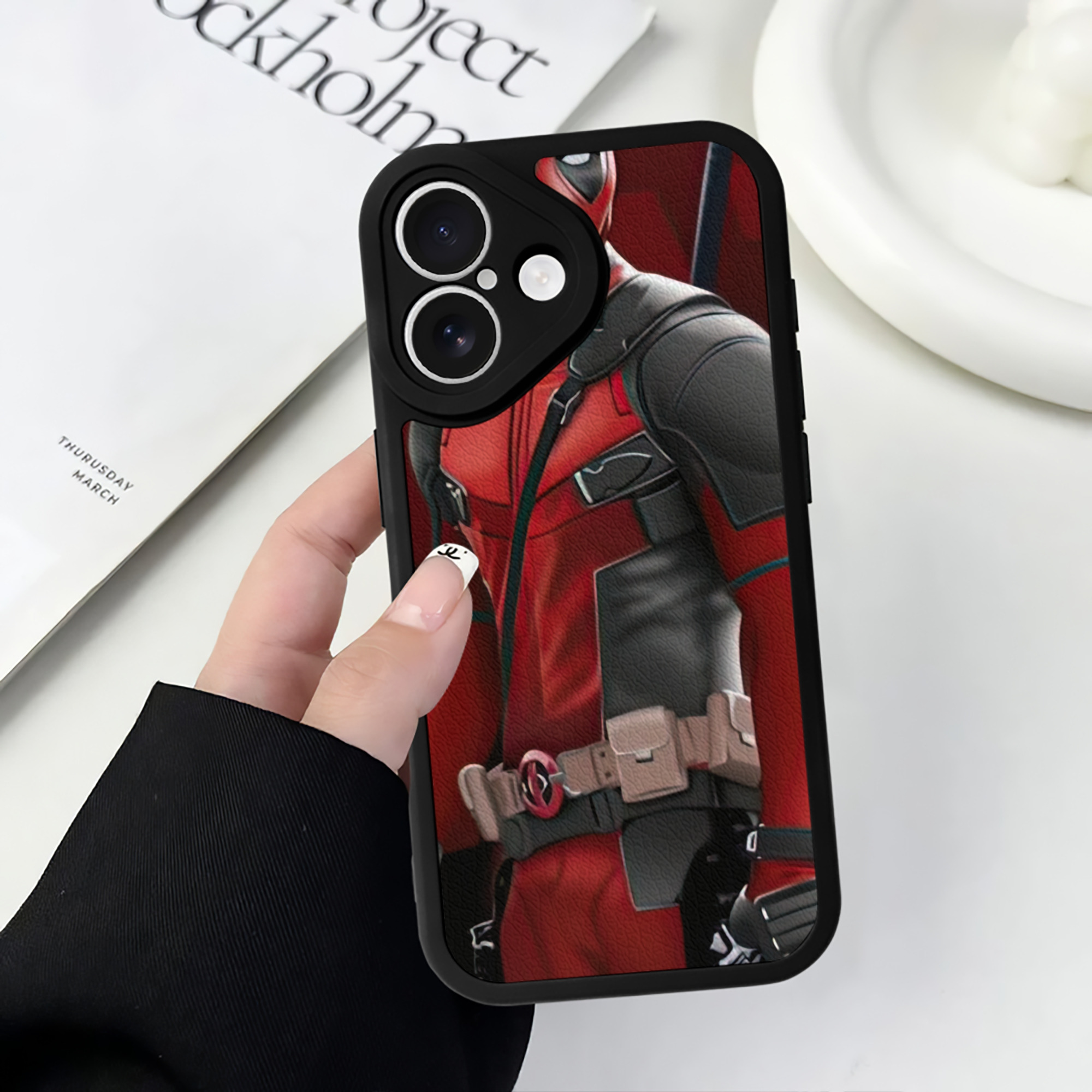 （画像用） Deadpool デッドプール 【iPhone 16シリーズ対応】シリコンスマホケース（レザー調） 材質：シリコン